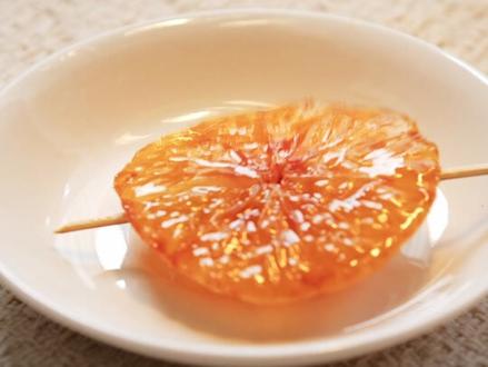 焦糖橙子热红茶,一物两吃的治愈系神仙喝法! 秋冬季的仪式感是热红茶给的🍂
而这份焦糖烤橙子红茶——是专属于秋冬的暖意告白
「焦糖橙子」做法超简单👇
白砂糖熬成琥珀色焦糖
铺上饱满橙片 听糖浆“滋啦”拥抱果肉
像把阳光封印在琉璃里🔅
咬下时先触到浓郁的焦糖
随即是橙肉在舌尖爆出温热的酸甜汁水
焦糖的微苦醇厚完美中和橙子酸度
像在吃一片会流动的橘子味太妃糖🍬
将烤好的焦糖橙子
与蜜桃赤柑红茶小火慢煮片刻
茶汤染上落日般的橙金色🌅
入口时蜜桃果香与烤橙子焦香层层绽放
喉咙里回荡着温暖的蜜韵尾调
秋冬热饮的收藏夹必备!
冬日午后/深夜加班/闺蜜聚会都超合适
暖手暖心更暖氛围感 快艾特你的怨种闺蜜做起来!
#自制神仙饮品 #秋冬热饮 #围炉煮茶 #烤橙子 #仙女都在喝什么