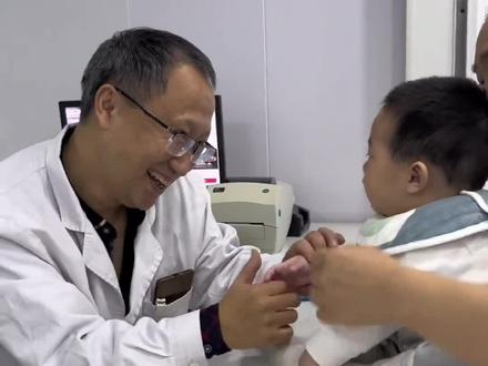 近日,重庆,医生给萌娃打针“笑里藏刀 ”,逗了半天结果还是哭了!