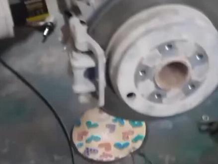 东风风神AX7电子手刹线过长初始化不了开盘。。。#修车人的生活 #专业维修保养