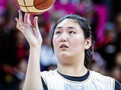 刘禹彤VS张子宇谁更强?宫鲁鸣豪赌张子宇未来:刘禹彤无奈出局 并非厚此薄彼!刘禹彤出局实属无奈,张子宇代表女篮长期未来!看懂选人智慧!世预赛名单藏战略,张子宇比刘禹彤更适配未来!意难平终有解!刘禹彤现阶段更强,张子宇才是内线长期答案。客观对比不偏袒!张子宇天赋百年难遇,刘禹彤胜在即战力突出!#刘禹彤 #张子宇 #中国女篮 #女篮世界杯 #宫鲁鸣