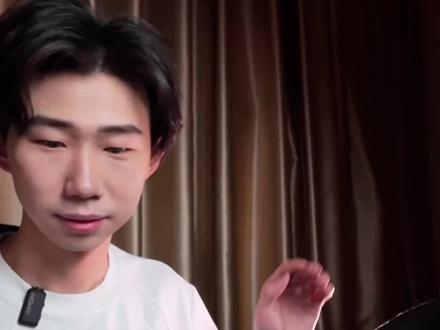 40秒看懂,AI 制作+发布红包封面保姆级教程 0基础也能搞定的 AI 动态红包封面教程来啦!跟着 4 步就能做出专属你的春节红包封面,发出去让亲戚朋友都夸你~
✅ 步骤 1:定制专属 IP
打开 liblib,选一个喜欢的 Q 版模板,上传一张自己的照片,生成专属的 Q 版形象
✅ 步骤 2:生成静态素材
把刚做好的 Q 版形象当参考图,配上整理好的提示词,生成静态图
✅ 步骤 3:生成动态视频
用视频模型,导入刚才的静态首帧,加上提示词,就能生成丝滑的动态视频效果
✅ 步骤 4:上传发布
最后去红包开放平台依次上传素材就,要是只想做静态封面,直接用手机上传更方便。
我是黄白,分享有趣又有料的AI设计教程,欢迎持续关注
#AI设计 #设计教程 #红包封面 #红包封面教程 #平面设计