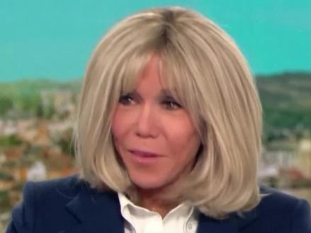 法国国内盛传总统马克龙的夫人出生时是男儿身。没想到直播节目中,主持人公然向布丽吉特问了这个问题,她的回答是……