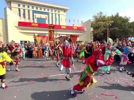 今晚七点半
为庆祝普宁市云落镇大池英歌队在 2026年春节巡游中胜利凯旋归来
将于云落镇人民政府举行演出
今晚七点半 我们不见不散#人山人海太热闹了 #非遗抖起来 #民族特色民族文化 #非遗研学 #演出现场拍摄