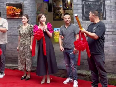 开业庆典主持完整版来喽,舞狮表演醒狮点睛、吐福纳财、采青接福、剪裁仪式串词现场版分享给大家。#现场实拍 #主持人 #舞狮 #醒狮文化 #剪彩仪式 @开心主持 @石泉🔥奶哥 @╯▽卓宝宝▽╰ @主持人小耳朵 @弹弹弹 @古城喵喵 @左 手
