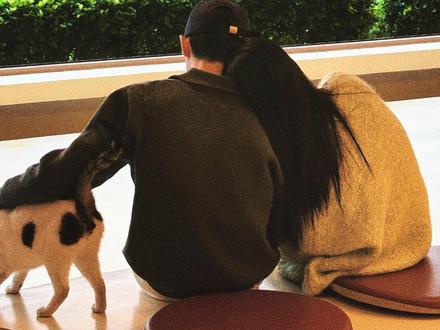 一份来自你赋予的告白信 录我认为美好的瞬间
原谅我三个月无时无刻的偷拍你,你总是迅捷的躲闪遮掩,但在我眼里你就是现在全宇宙最可爱的!那偷偷摸摸的小眼神太有趣惹~对不起把你的灵魂分享出来,我已做好必死准备!
珍惜我认为有趣的瞬间
时间不长,经历却很多。让我看到、学到很多,
无时无刻会给我情绪价值,一句好笑梗,一个奇奇怪怪的动作,会让我怦然心动。
我爱记录,是因为你爱我,我爱你。
喜欢研究日常你的瞬间
陪我健身,出差在外,做任何事,几台手机不停的去回复去处理工作,解决你客户的需求。把工作融入你的每一分每一秒,却又生机满满的去对待任何事。
你迎接一切,享受一切。
感触你为人父母的瞬间
二十六岁的你,是女孩、是妈妈。你从不担心自己会让孩子难过,让孩子不快乐。你会在日夜劳碌中尽可能把时间给到孩子,在阿姨休息时一定要带孩子出去玩。因为你说童年很重要,单亲不能影响小孩的成长。我很荣幸能和你一起带着帅帅的沐言在这座城市留下快乐的回忆。父之担当,母之责任,你都在肩负,但从来没抱怨过累。
你像太阳,滋润身边的人
亦像月亮,守护他们的夜晚。
是的没错。这个女孩,她叫小祖,也是我的女朋友。
很高兴认识你,来日方长,多多指教。
一份来自你赋予的的告白信
@祖的日记本
#比美照更有杀伤力的是被记录