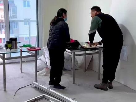 【墙角冲房门会带来什么样的影响? 怎样化解?】
现代住宅特别是中小型的住宅,为了要在有限的空间中尽量做到“五脏俱全”,所以即使只是一个小小的居室里,都会尽量多弄几个隔间出来,以满足卧室、书房、客厅、饭厅、厨房、浴室等等。在这种情况下很可能导致“墙角冲房门”的情况发生。风、水歌诀云:“墙角冲房,必出寡妇。”但是在一般情况下“墙角冲房门”的主要影响是在于健康方面。化解的很好的做法,当然是把房门改到另一个不犯“墙角冲射”的位置去。否则的话,大家可请装修师父把该锐角磨圆,也可以用一些物品把墙角包裹成半圆柱状,总而言之,就是要使那墙角的锐角消失于无形。这样,家人的健康自然可得到改善。如果做不到改建房门的话,也可以使用一个更简单的方法,就是在那房间的门楣处挂一套化泄六铜米。#风水玄学