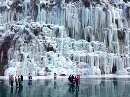 #热点 通天峡,人称山西小冰岛,一个横跨山西河南两省交界的景区,太行山冬季冰挂最美的地方,曾被誉为“太行冬季奇景”,是一个非常适合冬季打卡的景点,人少景美,难度底,适合带孩子出行!