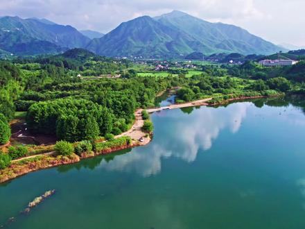 (36期-水边露营合集)8个杭州1.5h🚗开车直达不挑车型免费水边露营地,亲测能玩水的免费露营地,全是轿车也能开车能直接到水边的,人少景美,水质清澈见底,带娃带狗都适配,收藏好假期冲👇
1️⃣临安河桥古镇
✔️ 水质清到能看见小鱼,浅滩超适合娃捞鱼摸虾
📍导航:河桥古镇(跟着路线直接开至水边)
亮点:开阔无遮挡,钓鱼新手也能有收获
2️⃣湖州和塔里
✔️ 堪称“玩水全能王”!超大平台+溪流点位任选
📍导航:按图中提示位置(直接搜和塔里可找到)
亮点:钓鱼、划桨板自由,多人团建也够装
3️⃣余杭皮山坞
✔️ 市区半小时直达的水库秘境,打工人速逃首选
📍导航:云雅阁民宿(从283乡道拐进水库)
亮点:近!不用把时间耗在路上,周末睡个懒觉再出发
4️⃣桐庐田山
✔️ 草地+远山+近水,露营氛围感拉满
📍导航:分水镇田山(北边第二个小路口进)
⚠️注意:雨后轿车别往深处开,停入口步行超近
5️⃣桐庐高家村
✔️ 绝美“果冻玻璃水”!拍照原相机直出不用修
📍导航:高家村(不要过桥,顺小路往南走)
亮点:水不深,老人小孩下水都放心,桨板超出片
6️⃣桐庐高明村
✔️ 人少清净!还有厕所太加分
📍导航:高明村(沿柴雅线直行,穿村后岔口拐)
亮点:溪水见底流速缓,玩水安全系数高
7️⃣富阳双喜村
✔️ 基础设施王者!有厕所还能踩龙鳞坝
📍导航:双溪村村委会(一眼能看到两个点位)
亮点:上游龙鳞坝踩水超爽,玩累了有地方休整
8️⃣清凉峰马啸小学
✔️ 全家友好型营地,大人小孩都能撒欢
📍导航:新路边公交站(马啸小学旁,再开200米拐)
亮点:溪水透亮无杂质,夏天踩水降温绝了
偏爱山顶露营的宝子,翻我上期笔记有惊喜!下期更江浙沪节假日没人的野营地,关注蹲更新~🙋#假期露营 #杭州玩水 #水边露营 #露营 #杭州周边游