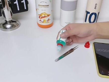 ‼️不锈钢保温杯如何鉴别材质与标识真实性
(测试液会对杯体产生不可逆损伤,会有痕迹
提醒大家一句:网上很多假的星巴克保温杯,价格特别便宜的要多注意真假,不要因一点小便宜买了非食品级不锈钢影响喝水健康。
测试所用材料:304、316测试液
测试方式:滴液等待1-3分钟观察测试液变色情况视频说明:为了两种材质测试有效性,针对两款不同的材质,我买的是304和316对应的测试液。
304测试液:非304不锈钢呈现红色,304材质则无变化。
!316测试液:非316不锈钢呈现绿色,316不锈钢呈现黑色。
测试前,被测不锈钢表面保持干燥、无油渍污渍、无电镀层等覆盖物,必须直接接触到不锈钢表面。 #保温杯 #我就是个杯子控#测试 #304不锈钢 #316不锈钢保温杯