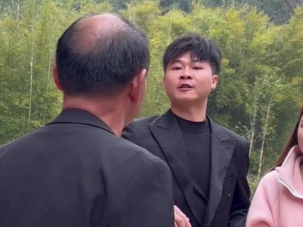 升哥发红包,你们猜老许领到了没?#老许 #许华升 #幽默搞笑 #农村过年 #热门