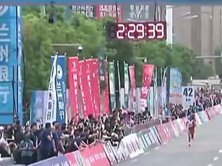 恭喜次仁措姆!获得兰州马拉松女子国内冠军#次仁措姆 #马拉松 #兰州 #兰州马拉松