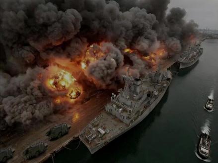 抖音首发 霍尔木兹海峡:从战略底牌到世界笑话 🇮🇷 #时代的荣耀#全球创作者计划#零基础看懂全球#春节世界观察#美伊开战
2026年2月28日,霍尔木兹海峡成了伊朗海军的公墓。锁死海峡的底牌还没亮完,4支航母打击群已经把家底清空。这就是体量碾压的残酷!你觉得非对称作战在绝对实力面前还有戏吗?评论区聊聊。