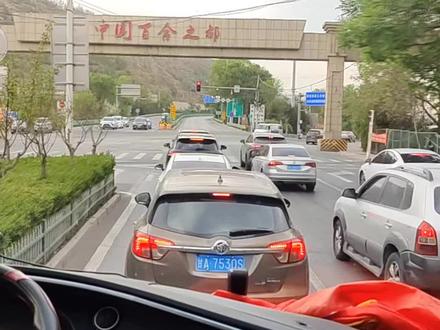 和政松鸣岩&法台山一日游攻略📖
宝子们,想要一天畅玩和政的美景与刺激?这份松鸣岩和法台山一日游攻略请查收👇
📍行程安排:
🕖上午:从兰州出发,大约2小时车程到达前往松鸣岩景区。这里青峰接云,古木参天🌳 四季云雾缭绕,流水潺潺,充满了大自然的宁静与美好。沿着山间步道漫步,呼吸着清新的空气,感受北方山水的磅礴大气和南方景致的清秀婉约。还能去山脚下的草坪野餐放松,旁边的湖泊还能泛舟游玩🚣
🕛中午:在法台山景区内或周边就餐,尝尝当地特色美食,比如手抓羊肉、河沿面片,补充能量。
🕑下午:法台山风景区。这里简直是游乐天堂🎠 ,可先乘坐索道上山,体验5D碎裂玻璃吊桥,全长369米,走在上面突然“咔嚓”裂开的逼真碎裂效果,直接让心跳飙升💗 还有高空秋千、空中飞艇、高空脚踏车等项目,每一个都能让你肾上腺素激增!后乘坐超刺激的高空漂流,2600米悬空滑道搭配140米的落差,一路尖叫一路欢笑,感受速度与激情的完美结合。最后体验“生死时速”的滑草和彩虹🌈滑道。
🎫门票信息:
法台山景区门票购买套票最划算,🉑联系我,享全网最低
❗注意事项:
1. 法台山部分游乐项目对身体状况有要求,游玩前注意查看。
2. 松鸣岩景区内山路崎岖,行走时注意安全。
3. 两个景区海拔较高,早晚温差大,记得带保暖衣物🧥
🈵这样一天下来,既能享受自然风光、天然氧吧,又能体验刺激游乐,简直太满足啦,快约上小伙伴出发吧💕
#和政旅游 #松鸣岩 #法台山 #一日游攻略 #旅行推荐官