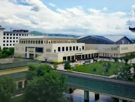 尊敬的各位家长,亲爱的同学们:
突如其来的疫情打乱了正常的学习生活,但我们家校同心,共克时艰,共同经历了一个特殊而充实的假期。根据临夏州教育局通知,初步决定高中阶段开学时间由原定8月22日调整至8月29日。阴霾即将散去,新学期即将到来,为了保证开学前各项工作有序进行,学校提出以下几点希望和要求,希望同学们严格遵守,家长密切配合。
一、认真落实疫情防控措施
1.请严格遵守各属地疫情防控要求,注重个人防护,加强锻炼,保证身心健康。
2.报到时上交48小时内核酸检测阴性纸质版报告。外地学生开学前14天必须返临居家隔离。如因旅居地疫情管控暂不能返临者,及时报告班主任,并就地做好每日测温、当地核酸检测等防控工作,待正常通行后及时返校报到。
3.请提前打印好行程码和健康码,如有健康码黄码或者红码者,及时与当地疫情防疫部门联系,符合疫情防控要求并出据社区证明后方可报到。
4报到时请全体同学戴好口罩,不扎堆、不拥挤,有序排队,保持间隔距离1.5米。
二、认真完成暑假作业
请各位同学认真完成老师布置的暑期作业,家长督促孩子按时完成暑假作业,开学报到时上交班主任以供检查。对不提交作业、作业完成质量不高的学生将进行批评教育,并限期补充完成作业。
三、开学前的准备工作
1. 合理安排假期作息时间,在抓好个人学习的同时,充分利用自己的闲暇时间协助家长做力所能及的家务活,做到劳逸结合。
2. 高三年级按照年级组安排上好网课,按时完成每天的教学任务,整理好笔记。
3.高一高二年级根据年级组的安排,按照年级下发的电子课本做好下学期新课预习。
温馨提示:
报到时全体同学着装得体大方,高二、高三学生一律着校服,所有同学仪容仪表必须符合学校要求。具体开学时间以教育行政部门发布的时间为准。
临夏回民中学
2022年8月15日
【来源 :临夏回民中学】