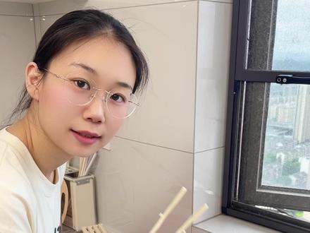 抹布堆积在水龙头上和水池旁干不了不说还容易滋生细菌,咱可以转上一个吸盘旋转抹布架,通风干的快还能收纳小工具#抹布架 #厨房好物 #好物推荐