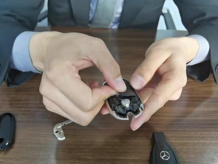 奔驰车钥匙更换电池方法#奔驰 #奔驰车钥匙 #汽车知识