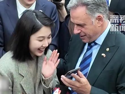 2月4日,乌拉圭总统到访北京外国语大学时,在观看学生演唱乌拉圭歌曲后,现场打电话帮其“追星”。这位“幸运儿”李玥霖曾是深圳外国语学校的学生。#深圳学子