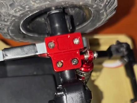 莽牛mn82,0成本改装后板簧的教程,让扭腰行程更大更,远离原厂的邦邦硬的避震#莽牛 #莽牛82 #扭腰 #rc #攀爬车