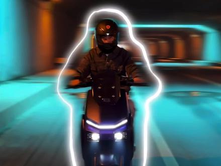 现在电摩已经这么卷了?空配4999带ABS+半热熔轮胎+AI语音交互!#电摩推荐 #雅迪电动车 #杰哥与电动车 #雅迪冠能星舰二代 #AI智能高端超跑