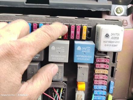 #抖音记录修理工的日常 #现场实拍 #专业的事交给专业的人 #第一视角 #修理工的日常
豪沃右位置灯爆保险,以及更换加装的倒车灯