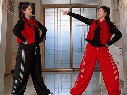 你是何方妖怪?快报上名来!哈哈哈哈,我是南山大王😂#白龙马 原创是芷灵儿舞蹈#年会舞蹈 #马年舞蹈 #搞笑舞蹈 #姐妹