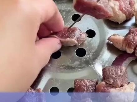 大姐分享穿肉串小妙招,笼屉盖帘变身穿肉串神,器省时省力还不扎手