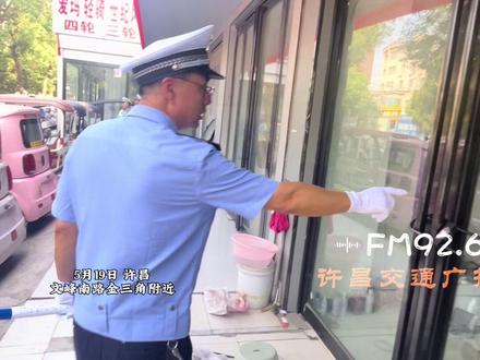 见执法检查就关门? 市区几家电动车销售门店“闭店”迎检,执法人员:店内仍有不合规的非国标四轮电动车在售。唯有合法合规经营才是长久之道!#电动四轮车 #民生关注 #非国标电动车 #出行安全