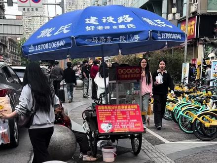 偶遇传说的抖音婆婆👵 人还是不太凶的嘛😂#建设路 #蛋烘糕婆婆