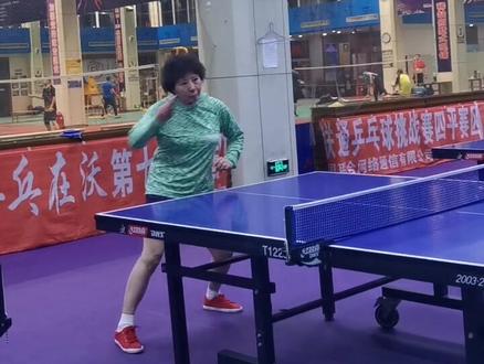 现在乒乓球业余教练费用太高,一小时60至100不等,舍不得基础培训,有钱还给外孙子花!哈哈哈!
