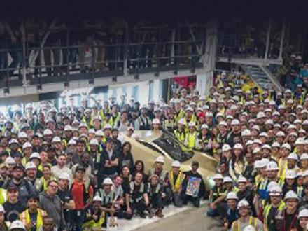 特斯拉首辆Cybercab在得州超级工厂下线 #特斯拉 #今日快讯 #Cybercab