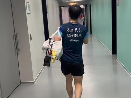 法兰赛程结束,记录一下11月1号那天属于我对莎莎的独家记忆:那天看完莎莎比赛,由于跟coco喊话他跟我笑了太激动就先是在座位上磨蹭了一会儿,然后因为接下来是德国队出场,坐旁边的德国人都在用手机拍入场,为了不打扰于是又只能等一等,等完下楼边拿手机发信息边走路,一抬头莎莎就在我眼前,我当时一整个就是傻掉,对视的时候我问莎莎可以合照吗,她超级温柔说不好意思我先换衣服。因为我们去的方向一样,愣了一会才想起来掏出手机拍视频,等朋友上厕所(第一个箭头是我们要去的地方)的时候莎莎又从我旁边的门换好衣服出来了,她一出来看见我然后就合照啦!照完我跟莎莎说刚刚我跟coco用四川话说给他带了锅巴(地理优势我坐在运动员退场的出口),莎莎一下就笑了,那个笑就是我平时刷莎莎视频带脆生的那种笑,就一声。啊啊啊啊,当时整个人都是懵的没想到拿手机,不过那画面刻在我脑子里啦。现在回想要是我不磨蹭,要是我们不去那个门,要是我们还看接下来的比赛,多一秒少一秒都碰不见莎莎!合照之后我们没有选择跟着走(第二个箭头是我们的出口)而是目送她离开,想把这个画面永远刻在脑子里。人生第一次亲临自己喜欢选手的比赛现场,又第一次那么幸运地与我偏爱的莎莎合照,梦一样的一周对我来说幸福结束了。愿莎莎接下来的日子一切尽意,百事从欢❤️#孙颖莎 #wtt法兰克福冠军赛2023 #国乒 #偶遇