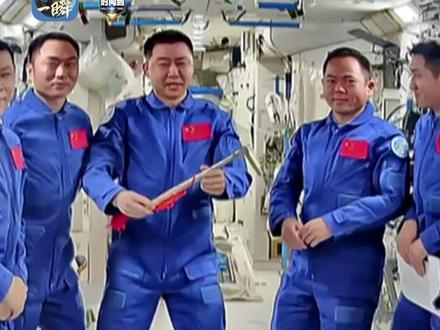 神舟二十号和神舟二十一号航天员乘组完成在轨交接,将于11月5日返回地球。中国空间站,永远值得期待!#联播一瞬