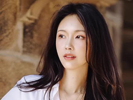 白衬衫,百褶裙,飘逸的长发~~都在准备拍毕业照吗? #养发护发 #毕业照