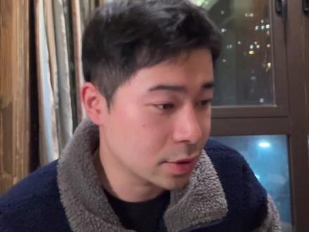 《你我经历的一刻》全网首翻!新年快乐! 这个翻唱版本很特别,是在除夕23:55分录的,正好赶在马年来临前的一刻。由于录的时候已接近0点倒数,烟花声此起彼伏就在窗外咫尺爆开,尽数收进了手机。如此巨响掺杂,本不可能作为作品发出来,可是我想正如这首歌所言:过去不可得未来亦不可得,放下一些期待,当下的这一刻何尝不美呢?最妙的是,有好几声烟花爆在了鼓点上进入了音乐里——我剪辑的时候忍不住想,不会有比这个再完美的版本,不会有比这更完美的一刻。每一刻都是如此,当下就是永恒。
彼时接近尾奏,烟花漫天,音乐交融。那一刻喜乐满溢难以忘记,我想把那个时刻分享给各位!所以我把《你我经历的一刻》这首歌,同烟花声剪在一起,称之为烟花特别编曲版,最末处还有一点自己的小心思嘻嘻。
祝你新年快乐!愿我们平静幸福~