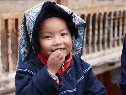 登上春晚的可爱女孩小佳羽,带着家乡蓝莓上央视啦!小佳羽:自己家种的蓝莓,可以保护眼睛#周末麻江#蓝莓麻江#贵州村T#贵州村趣