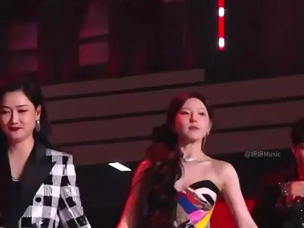 跨年晚会受害者联盟!人家是来跨年的,你们4个是来渡劫的 #跨年晚会 #张信哲 #悬溺