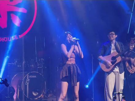 #乐队现场 #演出现场 #livehouse #现场演唱 #创作灵感 #音乐现场 #我要上热门 #酒吧现场 心空了也就释放了