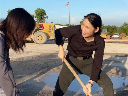 真实还原老公认真工作的样子😅#广西夫妇 #模仿老公 #戏精老婆模仿老公的日常