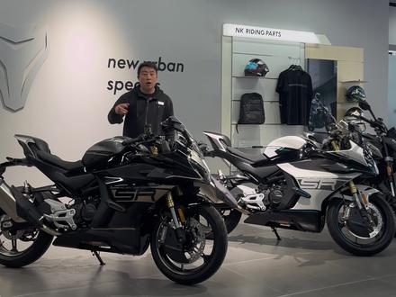 全新26款450SR它来了,全新升级加量不加价。原厂天蝎排气版可以预订#450sr #春风450sr #机车 #创作者中心 #创作灵感