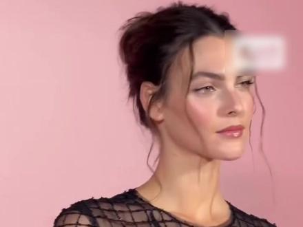 米兰冬奥开幕式是她履历里的又一页
Vittoria Ceretti这次在米兰冬奥会以一身Armani Privé高定白裙,把时尚之都的优雅与奥运精神的庄重合在了一起。
很多人习惯先提她的感情标签,但在成为“谁的女友”之前,她早已成为模特圈的最顶尖的存在……
#米兰冬奥会 #VittoriaCeretti #冬奥会 #阿玛尼 #AFExpress