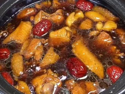 #客人鸡酒,这是客家女子坐月子或者生理期用来补气血常喝到的一道美食,大家赶紧收藏起来吧。