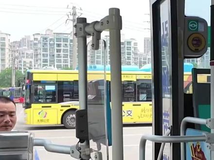 22年的职业生涯,无投诉、无违章、无事故。一起来看全国劳模公交司机邵坚林,如何用二十多年的坚守,让工匠精神薪火相传。(采访对象依次为:无锡公交11路驾驶员邵坚林;无锡公交206路、11路驾驶员蒋涛;无锡公交中南分公司党总支副书记钱夷桦)(素材来源:甜锡View)