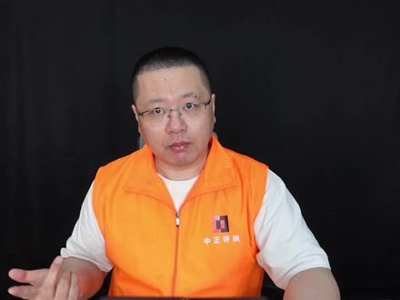中正评测:5499元,无界15X Pro,AI9H365 机器肉眼可见的有颜值,有档次感,全金属机身,模具精度也和一线品牌没有差别。
15.3吋的屏观感好,尺寸合适。
键盘布局好,键盘手感正常,触摸板手感没问题。
噪音正常表现,C面发热没问题。
机器USB口多,还有有线网口接口,机身内2个可插拔的内存插槽,2个2280的M2硬盘位。
CPU性表现很不错,明显强于同样CPU的竞品。
核显的表现因为插拔内存影响,并不强势,但是也不差。
电池大,待机时间是我同样方法实测的机器里排名第二的,很好。
重量、厚度、尺寸,就是同类型机器的标准水平,并不差,也并不优秀。
综合以上,按说是个不错的机器,事实上也确实如此。
去年在这块15.3吋屏出现前,市面上都是那块16吋,16比10,拯救者Y9000P同款的屏。
2021年开始,持续了4年这块16吋屏,让我腻味透了。
但凡用那块16吋的屏的轻薄本,都越来越讨厌,越来越感到厚重。
去年,看到15.3这块屏,顿生好感。
虽然没有去年那种惊艳,但是也不妨碍这是款好机器。
我是希望各个厂家都能用上这块不错的屏,让机器的重量、尺寸更平衡。
结果今年的小新Pro16GT,换了个赛道,直接用上OLED屏了,观感和重量都更好,只是价格也更贵了。
失望。
按说是一款接近完美的机器了,硬说有什么缺点有点故意找茬一样,但是。
我也很明显的失望于芯片厂家的原地踏步,我已经多次表达了,AMD但凡领先了,就开始摆烂。
AI9H365,核显相较于上一代的780M,提升微小,却胆敢叫做880M。
CPU本身,4大核6小核,20线程,相较于上一代的8大核的8845H/8745H,也并没有本质提升。
综合而言,没有让人有感的性能提升,反而是这一代的intel有可感知的提升。
叫做AI,就当做提升了?失望。
价格。
5499元,贵,国补后4399元,算是便宜。
以上文字写得时候,我打了好几个电话,所以写得乱了点,将就看吧。#工业自动化