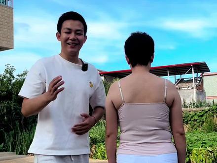 老妈年纪大了没怎么运动,背部比较肥厚,肩颈也比较硬,今天教了她两个动作,帮她美背薄背