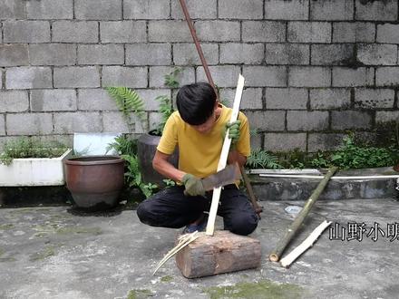 网上买的黄鳝夹不好用,看小明用竹子这样做,简单经济又耐用