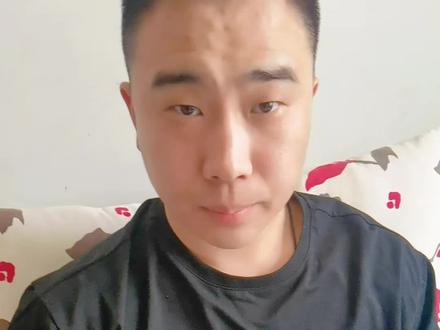 早上我出去买菜,又买了些吃的用的去看了姨婆婆,库先生小时候是在姥姥家长大是姨婆婆把库先生带大的,姨婆婆无儿无女,拿库先生一直当儿子,在我俩处对象的时候库先生就跟我说,我俩结婚以后,库先生要给小姨养老送终,我说爱屋及乌,我爱你,也会爱你的家人,库先生受伤这一年多,我们一直瞒着姨婆婆,真的不知道姨婆婆知道真相会有多伤心,不敢说每次我去看姨婆婆,都说库先生出差学习了,每周我都会去看姨婆婆,在家走的时候跟库先生说,在家好好蹬车,看电视,我去买菜半小时我就回来了,回来的时候,看库先生自己坐那安安静静,不蹬车了,像个孩子一样,在乖乖的等大人回家,库先生天真无邪的眼神,好像再表达你怎么才回来,把我自己放家里。