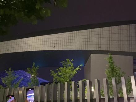 老薛演唱会『郑州站』
外场站票🎫−也很嗨
找这个方位,听的还是比较清楚
比录下来更清楚,诚#薛之谦520郑州演唱会 #天外来物巡回演唱会 #奥体中心 #薛之谦 #谦友 不欺人哦