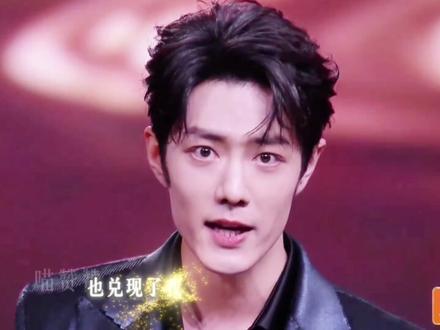 肖战这一坐,打了多少人的脸!金鳞岂是池中物,一遇风云便化龙!这就是肖战.
电视剧品质盛典上,他整整端坐五个小时。
只见他把手机压在腿下,揉着眼带着疲惫,却从未松懈散漫。
除了短暂上台领奖,他安安静静、端端正正,看完了整场盛典。
大合照散场,灯光已经全暗,
他还下意识指着原来的座位想回去坐,
被工作人员轻轻劝住的那一瞬间,无数粉丝瞬间泪崩。
没人会忘记,去年微博之夜,
因主办方安排失误,他全程无座,站完全场。
那是藏在所有人心底,疼了一整年的意难平。
而这一次,他一坐下就是五个小时,
默默补上了所有人的遗憾,也兑现了“下次见”的承诺。
上次不坐,是坚守底线;
这次端坐全场,是坦荡从容。
他不解释、不辩解、不卖惨,
只用最沉默的行动,硬核打脸所有搬弄是非的人。
肖战坐到最后,粉丝陪到最后。
台下看似一人,身后却是千军万马。
他上台领奖时,观众席一秒变红海。
这不是双向奔赴,是什么?
肖战,他真的,值得所有偏爱与荣光。
#向全世界安利我担#不卑不亢 #电视剧品质盛典 #肖战获SMG视帝 #向全世界安利我担