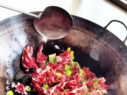 将上面的一层皮给撕掉之后,露出里面的肉团,这是什么食物#有趣的冷知识 #科普一下 #奇闻趣事