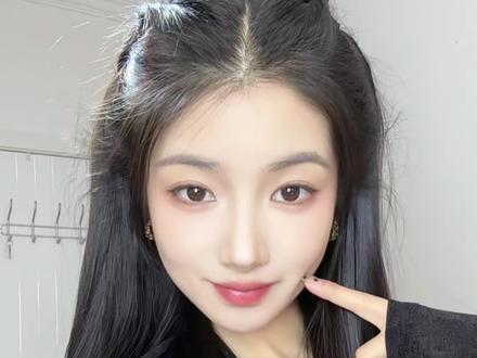 姐妹们👭手残党圣诞元旦想要拍照出片的就去试试这个超级简单的纹理感半扎发#发型 #编发教程 #简单好看发型 #手残党也能学会的发型 #发型教程